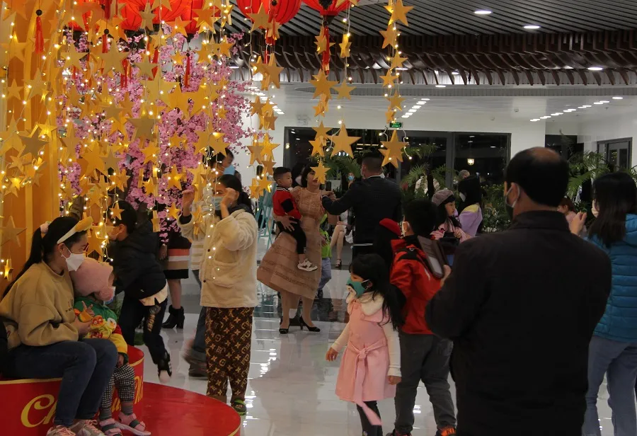 Người dân nô nức xuống phố vui xuân đón giao thừa ảnh 23 Người dân nô nức xuống phố vui xuân đón giao thừa ảnh 23