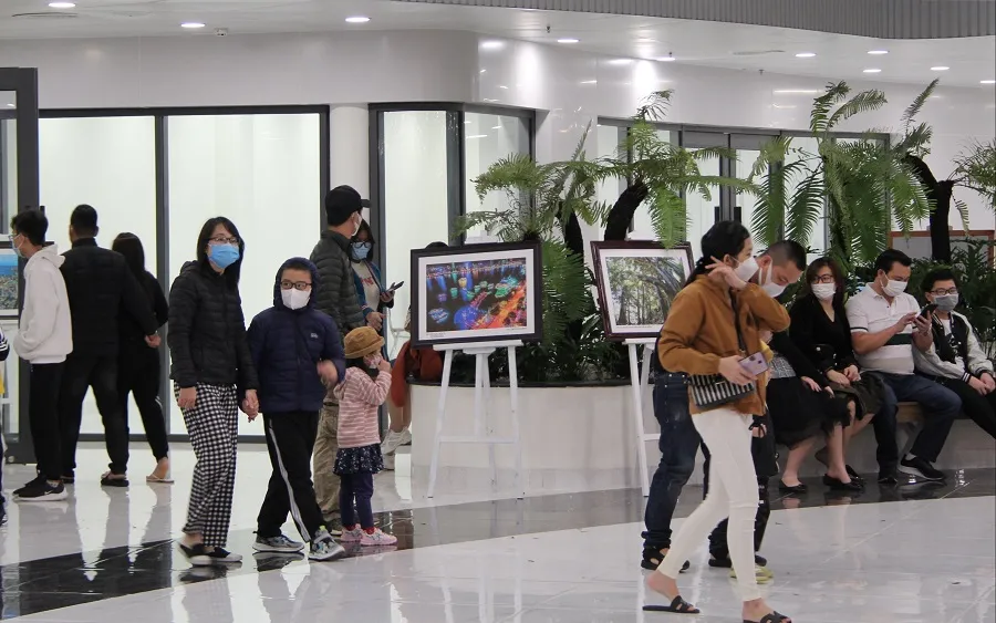 Người dân nô nức xuống phố vui xuân đón giao thừa ảnh 24 Người dân nô nức xuống phố vui xuân đón giao thừa ảnh 24