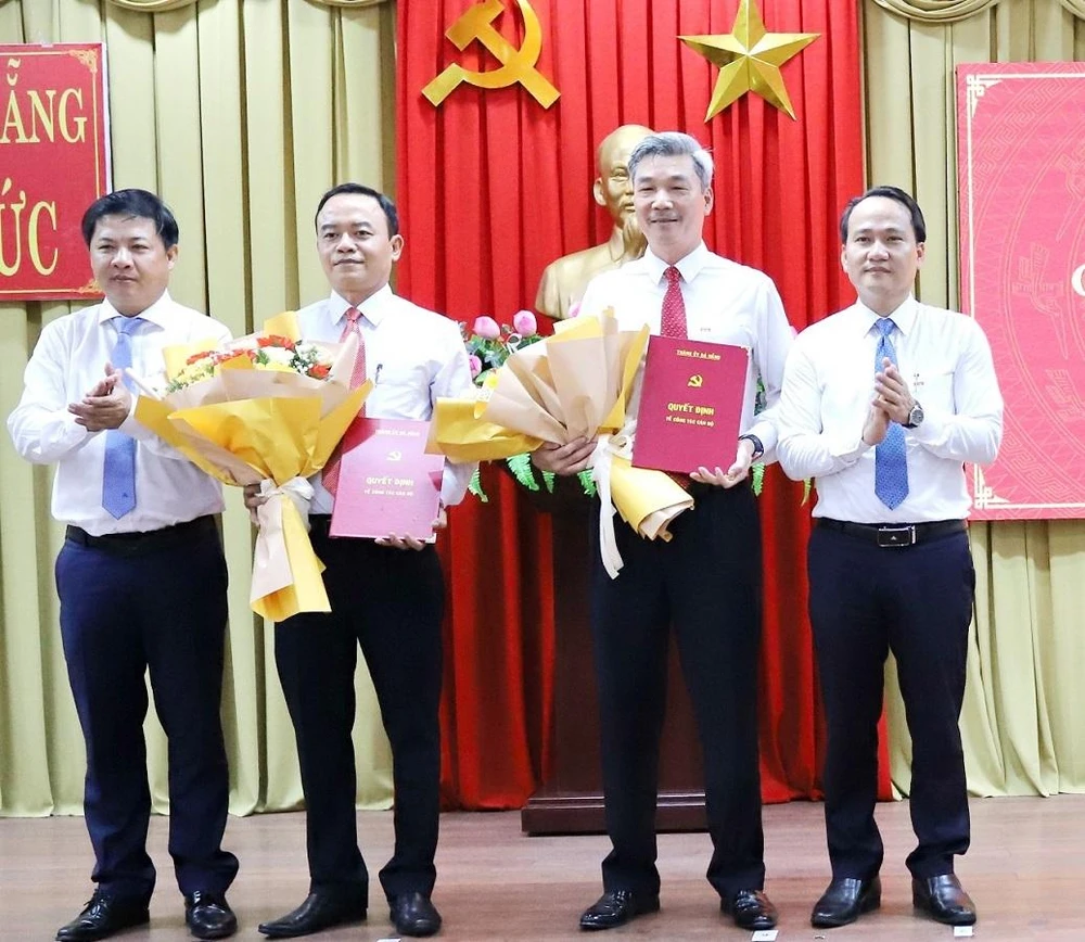 Ông Nguyễn Viết Hùng (thứ 2 từ phải qua) xin nghỉ hưu trước tuổi. Ảnh: NP