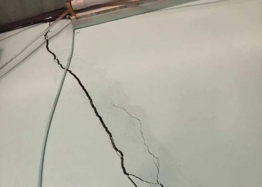 Vết nứt lớn trên tường nhà ông Võ Khoa. Ảnh: TẤN VIỆT