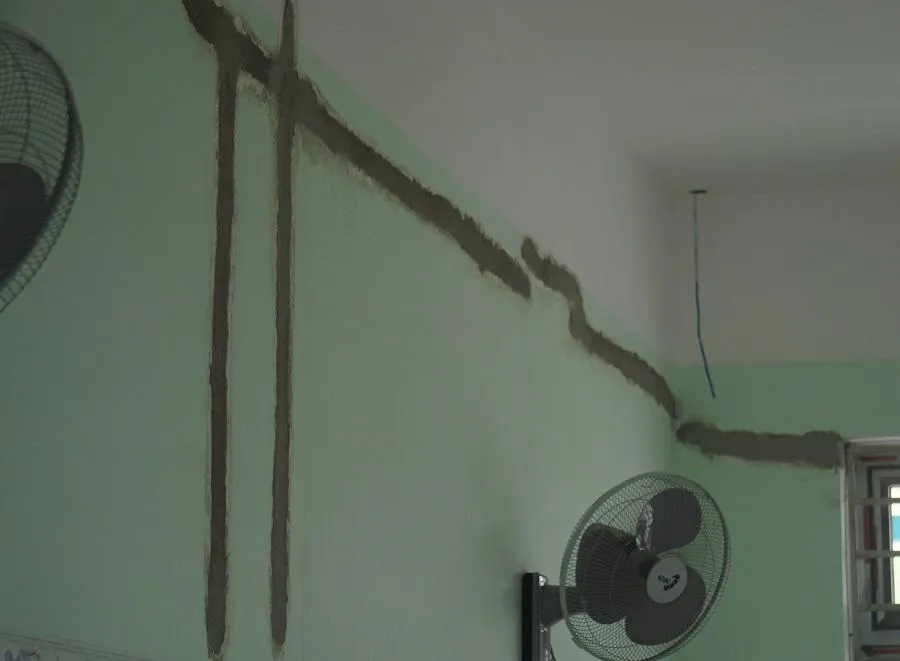 Rất nhiều vết nứt trên tường. Ảnh: HG