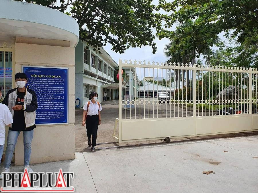 Những thí sinh đầu tiên ra khỏi điểm thi. Ảnh: TẤN VIỆT