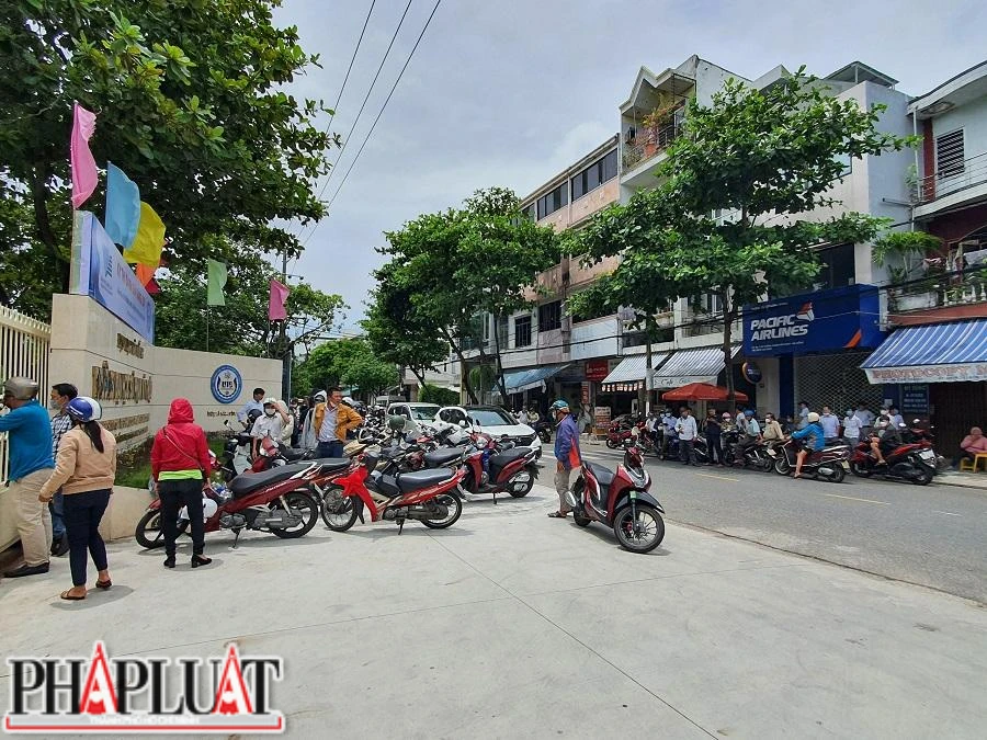 Rất đông phụ huynh túc trực cả buổi sáng để chờ con em mình. Ảnh: TẤN VIỆT