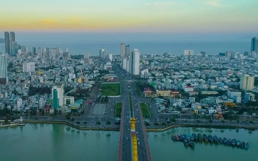 Trục đường Võ Văn Kiệt (quận Sơn Trà), nơi có khu đất được quy hoạch xây dựng khu phức hợp trung tâm tài chính Đà Nẵng. Ảnh: TẤN VIỆT