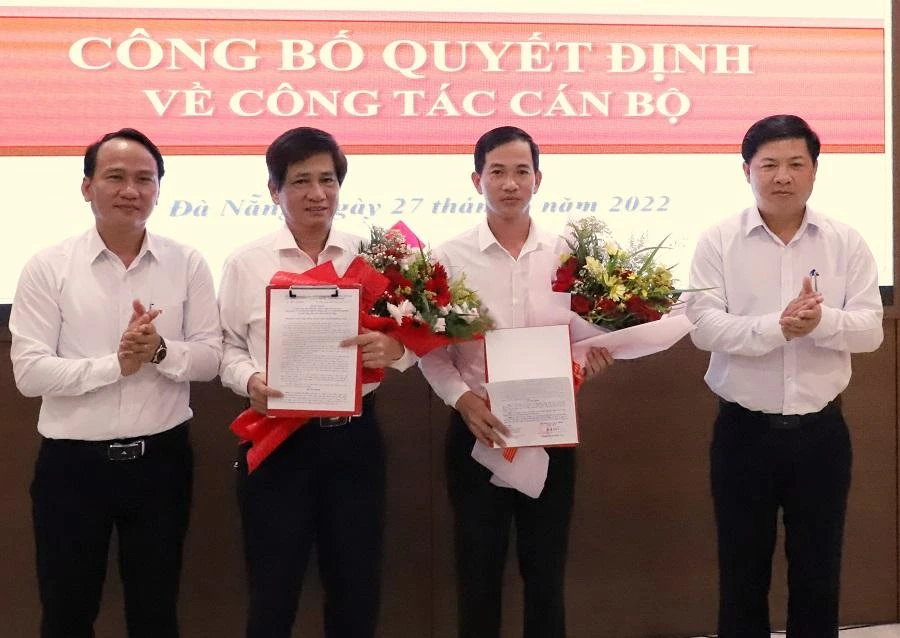 Ông Nguyễn Xuân Tiến (thứ hai từ phải sang) được bổ nhiệm giữ chức Chánh Văn phòng đoàn ĐBQH và HĐND TP Đà Nẵng. Ảnh: TH