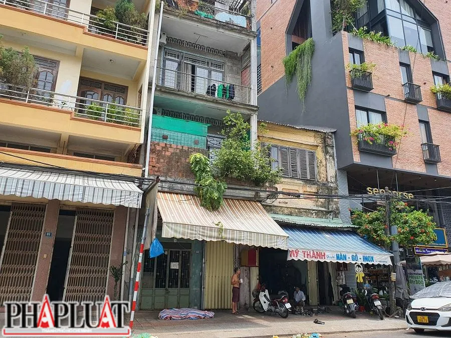 Hai khu tập thể xuống cấp tại số 03 và 05 Nguyễn Thái Học. Ảnh: TẤN VIỆT Hai khu tập thể xuống cấp tại số 03 và 05 Nguyễn Thái Học. Ảnh: TẤN VIỆT