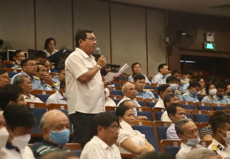 Cử tri Hoàng Cảnh Mẫn lo lắng về giá sách giáo khoa. Ảnh: NGÔ QUANG