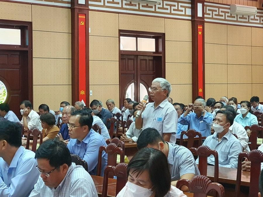 Cử tri quận Cẩm Lệ phát biểu ý kiến. Ảnh: TẤN VIỆT