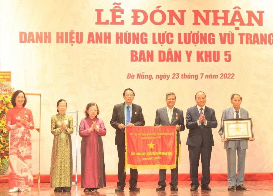 Chủ tịch nước Nguyễn Xuân Phúc trao danh hiệu Anh hùng Lực lượng vũ trang Nhân dân cho Ban Dân y Khu 5. Ảnh: TẤN VIỆT