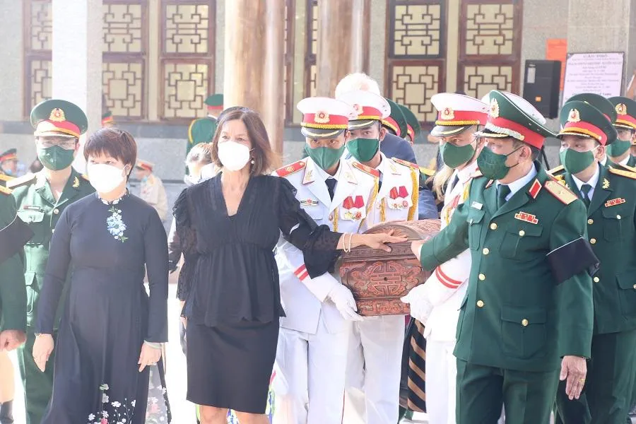 Bà Foteini Sarantidou (áo đen ở giữa), con gái ông Kostas Sarantidis - Nguyễn Văn Lập. Ảnh: TẤN VIỆT