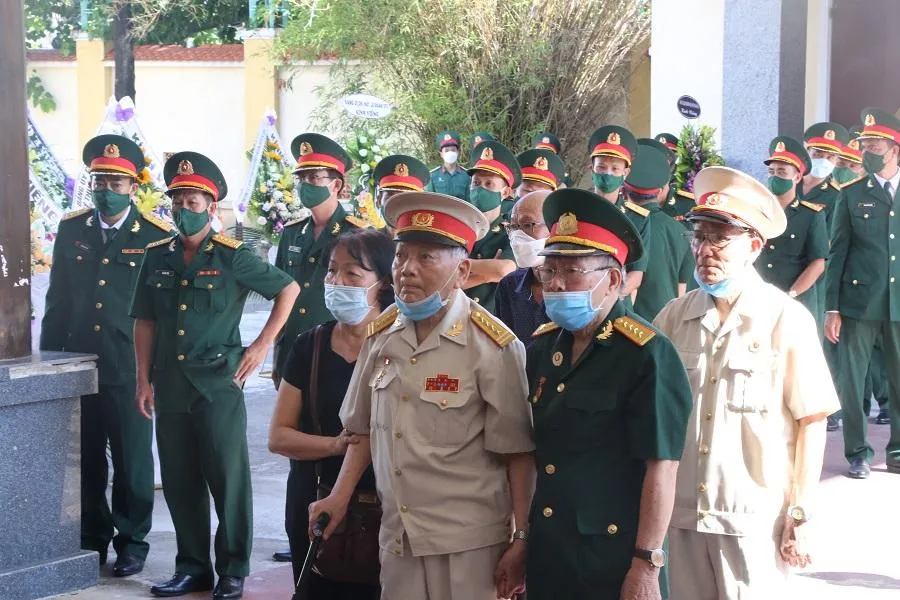 Đại tá Võ Văn Minh (người chống gậy) vào viếng người bạn chiến đấu Nguyễn Văn Lập. Ảnh: TẤN VIỆT