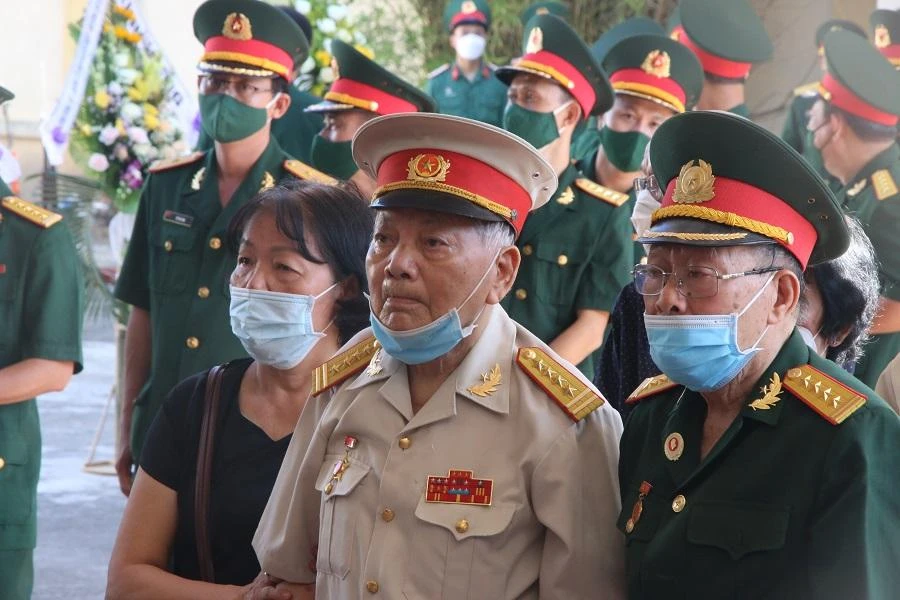 Nhiều bậc lão thành cách mạng đến viếng Anh hùng Nguyễn Văn Lập. Ảnh: TẤN VIỆT