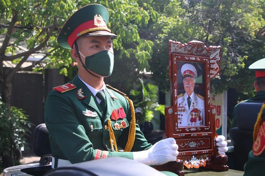 9 giờ sáng 2-8, lễ di quan và đưa tang ông Nguyễn Văn Lập được tổ chức tại Nhà tang lễ Quân khu 5. Ảnh: TẤN VIỆT