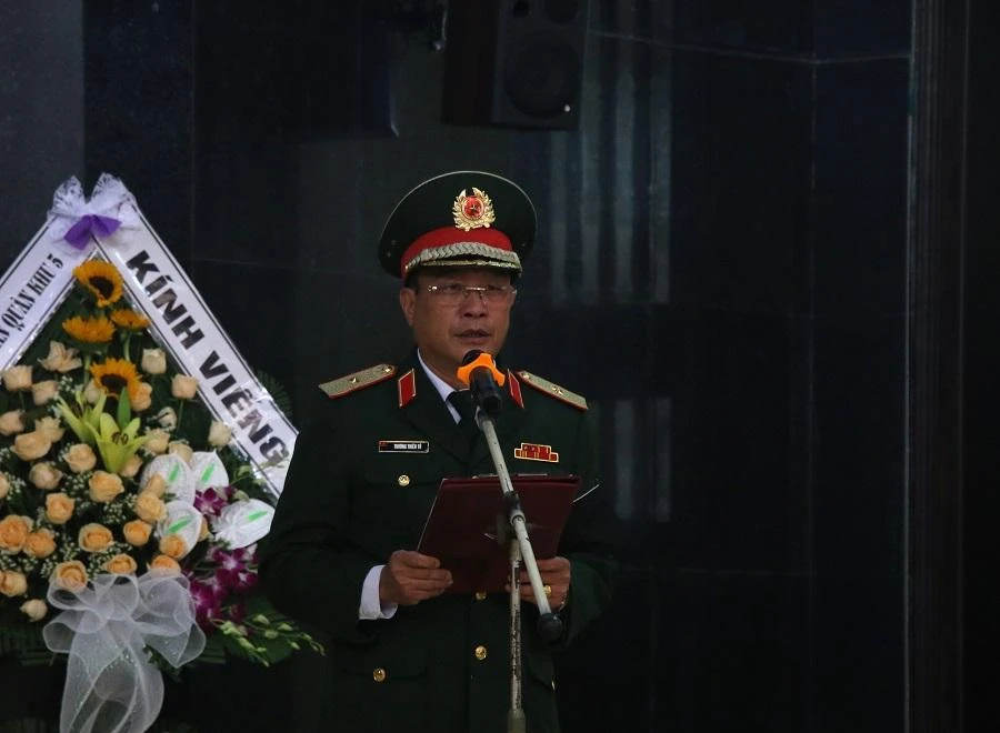 Thiếu tướng Trương Thiên Tô, Phó Chính ủy Quân khu 5 đọc điếu văn tại lễ truy điệu. Ảnh: TẤN VIỆT