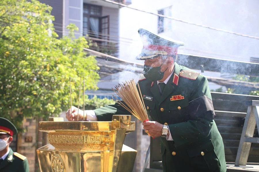 Năm 2013, ông Nguyễn Văn Lập được Chủ tịch nước Trương Tấn Sang phong tặng danh hiệu Anh hùng Lực lượng vũ trang Nhân dân, là người nước ngoài duy nhất được phong tặng danh hiệu này. Ảnh: TẤN VIỆT