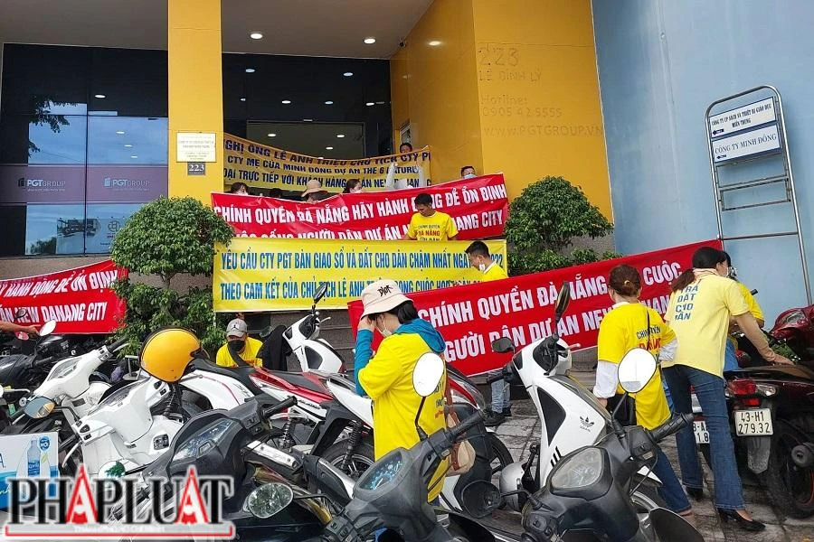 Khách hàng tập trung trước Công ty Phú Gia Thịnh ngày 10-8. Ảnh: TẤN VIỆT