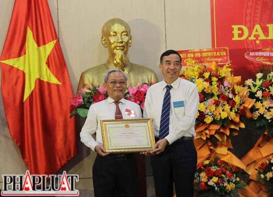 Ông Lê Tự Cường (bên trái) thay mặt CLB Thái Phiên nhận bằng khen từ Chủ tịch UBND TP Đà Nẵng Lê Trung Chinh. Ảnh: TẤN VIỆT