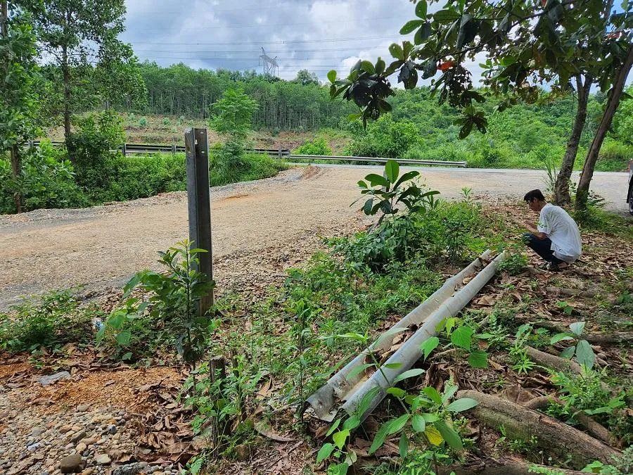 Hộ lan trên đường tránh Nam Hải Vân bị tháo dỡ tạo đường cho xe vận chuyển cát sạn. Ảnh: TẤN VIỆT