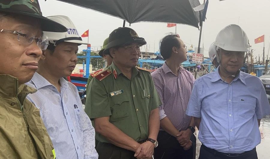 Phó Chủ tịch UBND TP Đà Nẵng Lê Quang Nam (ngoài cùng bên phải) cùng Thiếu tướng Vũ Xuân Viên, Giám đốc Công an TP kiểm tra Âu thuyền Thọ Quang sáng 27-9. Ảnh: TẤN VIỆT