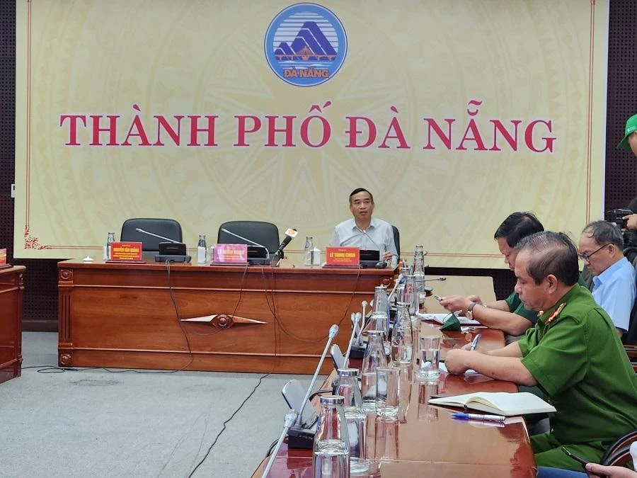 Chủ tịch UBND TP Đà Nẵng Lê Trung Chinh chủ trì họp sáng 27-9. Ảnh: TẤN VIỆT