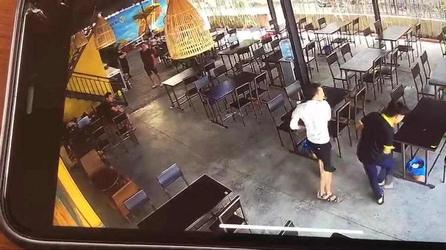 Một người đàn ông đi cùng ông P tát nhân viên của quán bún bò. Ảnh cắt từ clip