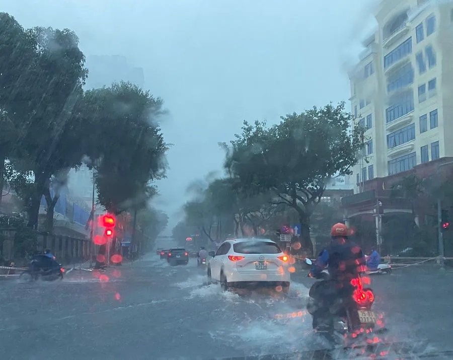 Mưa lớn gây ngập nhiều tuyến đường tại Đà Nẵng trong chiều 14-10. Ảnh: HẢI HIẾU