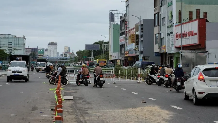 Người dân lưu thông rất khó khăn tại khu vực này. Ảnh: TẤN VIỆT