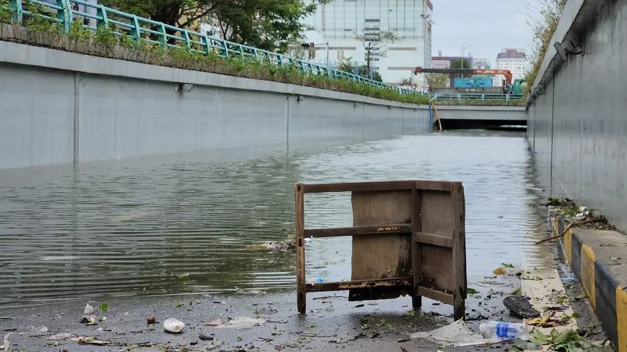 Hầm chui Điện Biên Phủ ngập trong nước. Ảnh: TẤN VIỆT