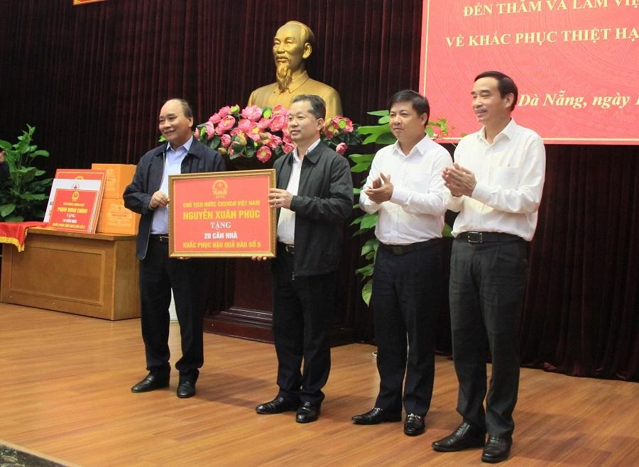Chủ tịch nước Nguyễn Xuân Phúc tặng cho Đà Nẵng 20 căn nhà để khắc phục hậu quả bão số 5. Ảnh: TẤN VIỆT