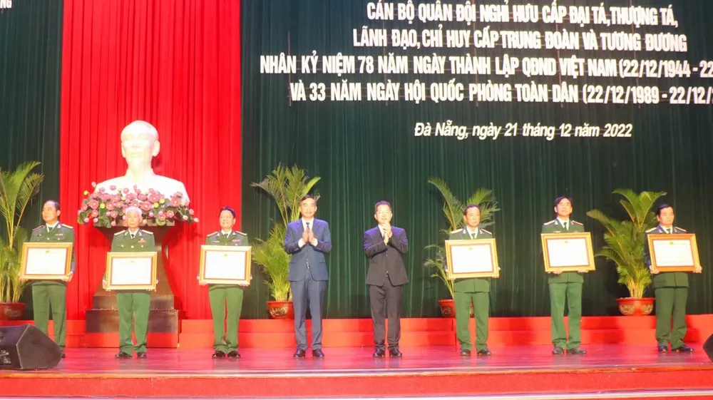 Các cá nhân được Chủ tịch nước Nguyễn Xuân Phúc tặng Huân chương Bảo vệ Tổ quốc hạng Nhất, Nhì, Ba. Ảnh: TẤN VIỆT Các cá nhân được Chủ tịch nước Nguyễn Xuân Phúc tặng Huân chương Bảo vệ Tổ quốc hạng Nhất, Nhì, Ba. Ảnh: TẤN VIỆT