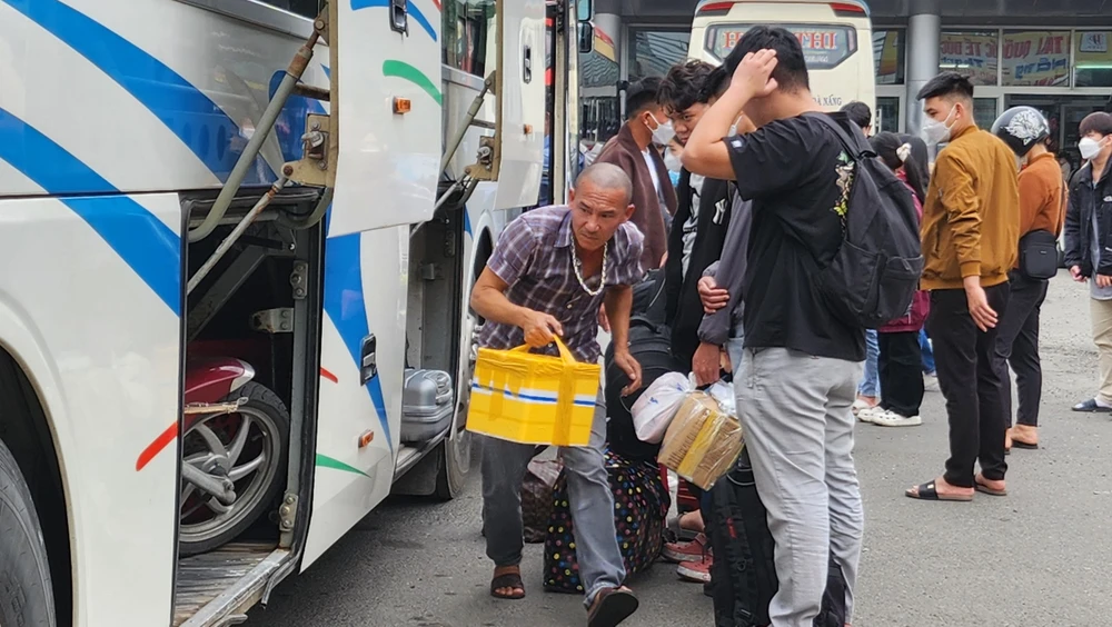 Hành khách lên xe về quê tại bến xe Đà Nẵng trong ngày 13-1. Ảnh: TẤN VIỆT