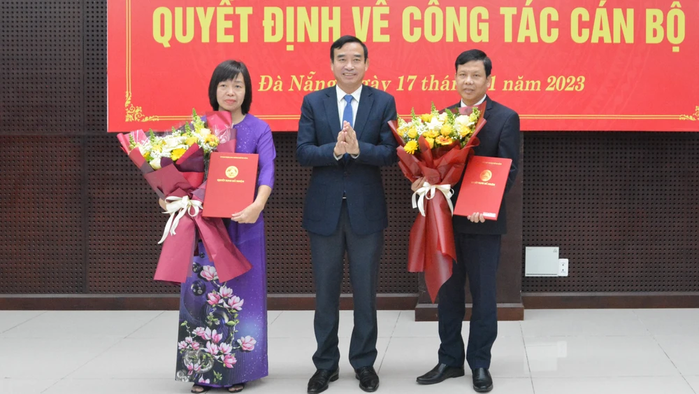 Chủ tịch UBND TP Đà Nẵng Lê Trung Chinh trao các quyết định bổ nhiệm cán bộ. Ảnh: TT