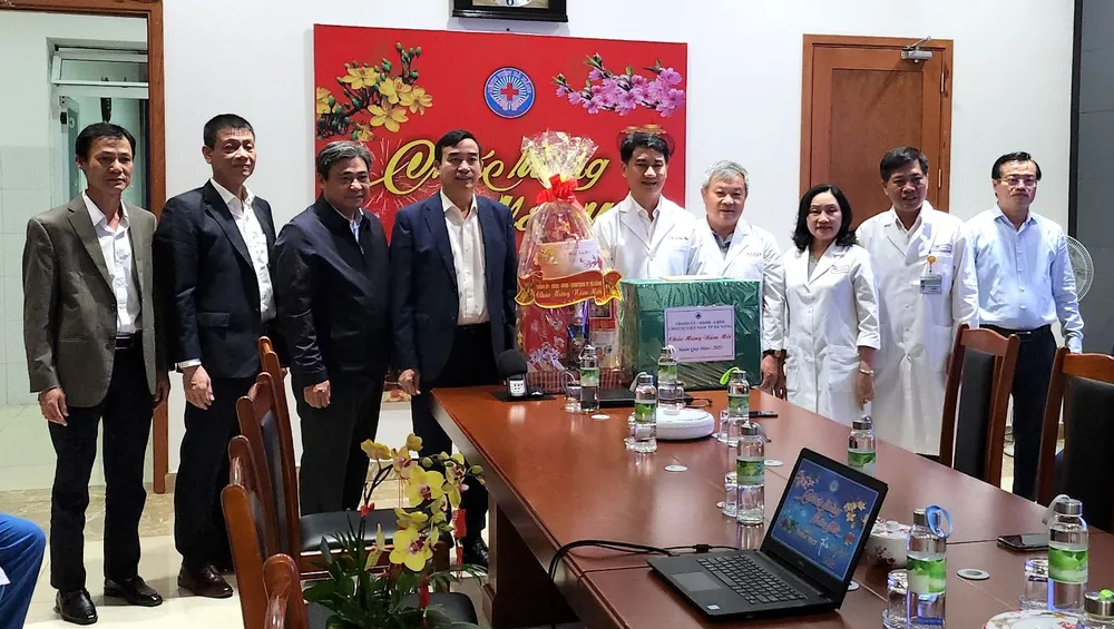 Chủ tịch UBND TP Đà Nẵng Lê Trung Chinh thăm Bệnh viện Đà Nẵng đêm giao thừa. Ảnh: TẤN VIỆT Chủ tịch UBND TP Đà Nẵng Lê Trung Chinh thăm Bệnh viện Đà Nẵng đêm giao thừa. Ảnh: TẤN VIỆT