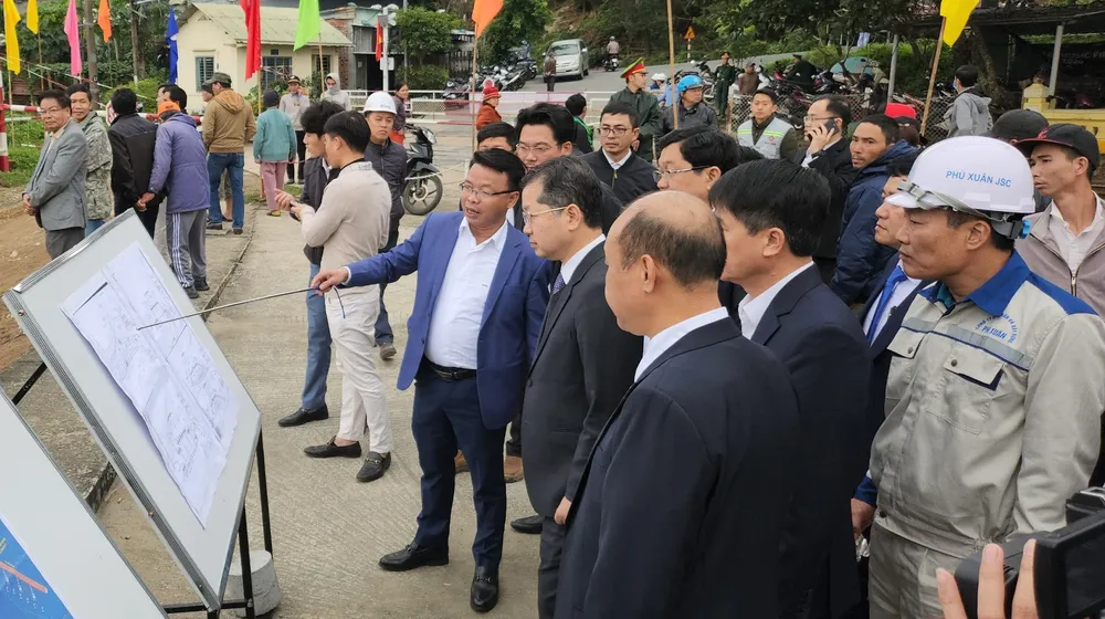 Bí thư Đà Nẵng cùng lãnh đạo TP nghe thuyết minh tiến độ dự án cảng Liên Chiểu. Ảnh: TẤN VIỆT