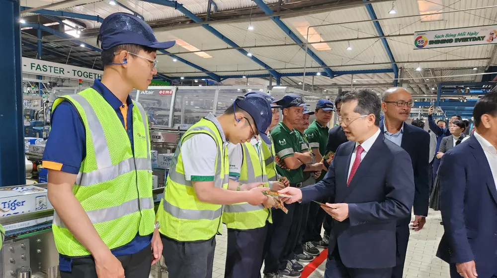 Ông Nguyễn Văn Quảng động viên công nhân Nhà máy bia Heineken Đà Nẵng đầu năm mới. Ảnh: TẤN VIỆT