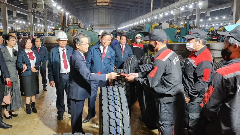 Bí thư Thành ủy Đà Nẵng Nguyễn Văn Quảng đến thăm Công ty Cổ phần Cao su Đà Nẵng. Ảnh: TẤN VIỆT