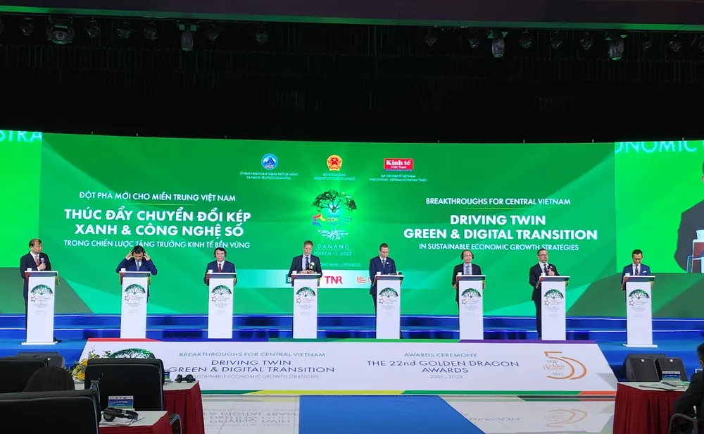 Các diễn giả trao đổi tại diễn đàn. Ảnh: TẤN VIỆT