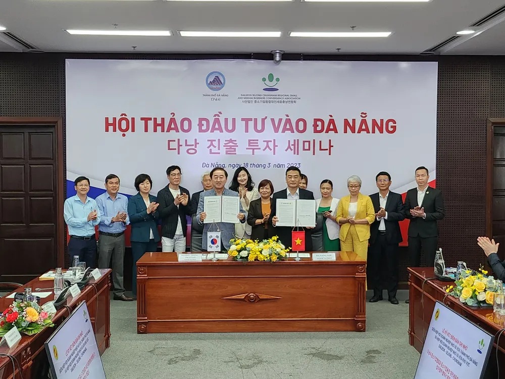 Hiệp hội DN nhỏ và vừa khu vực Daejeon - Sejong – Chungnam cùng Hiệp hội DN nhỏ và vừa Đà Nẵng ký kết bản ghi nhớ hợp tác. Ảnh: TẤN VIỆT