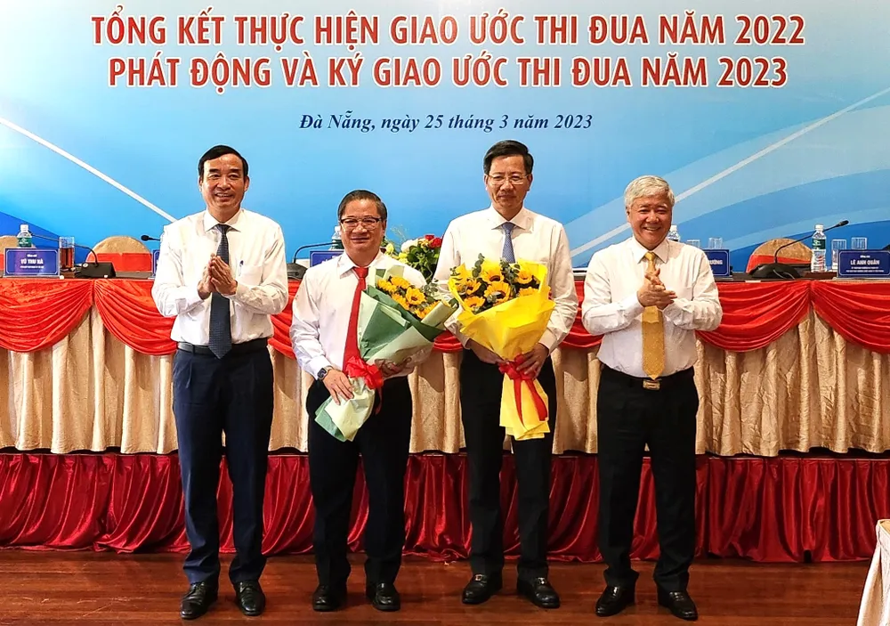 Đà Nẵng bàn giao vai trò Cụm trưởng Cụm thi đua năm TP trực thuộc Trung ương năm 2023 cho TP Hải Phòng. Ảnh: TẤN VIỆT Đà Nẵng bàn giao vai trò Cụm trưởng Cụm thi đua năm TP trực thuộc Trung ương năm 2023 cho TP Hải Phòng. Ảnh: TẤN VIỆT