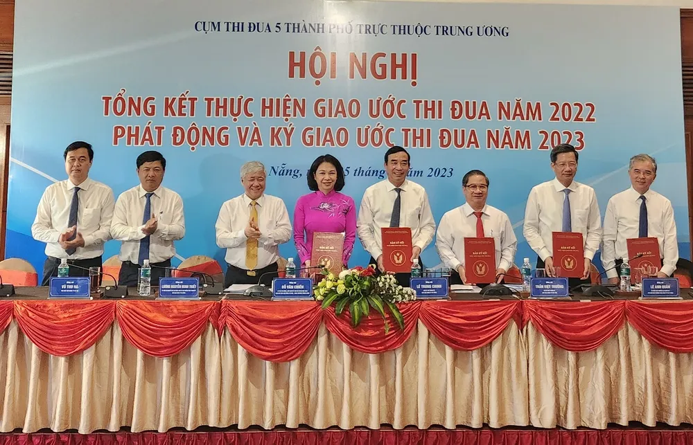 Năm TP trực thuộc Trung ương ký kết giao ước thi đua năm 2023. Ảnh: TẤN VIỆT Năm TP trực thuộc Trung ương ký kết giao ước thi đua năm 2023. Ảnh: TẤN VIỆT