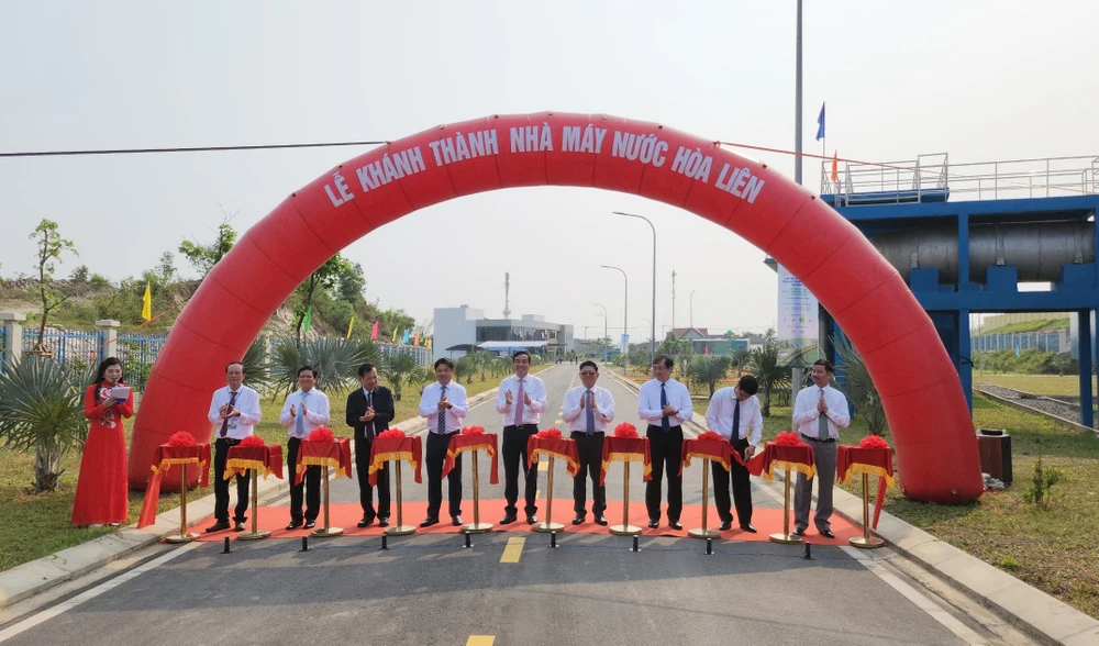 Lãnh đạo TP Đà Nẵng cắt băng khánh thành Nhà máy nước Hòa Liên. Ảnh: TẤN VIỆT