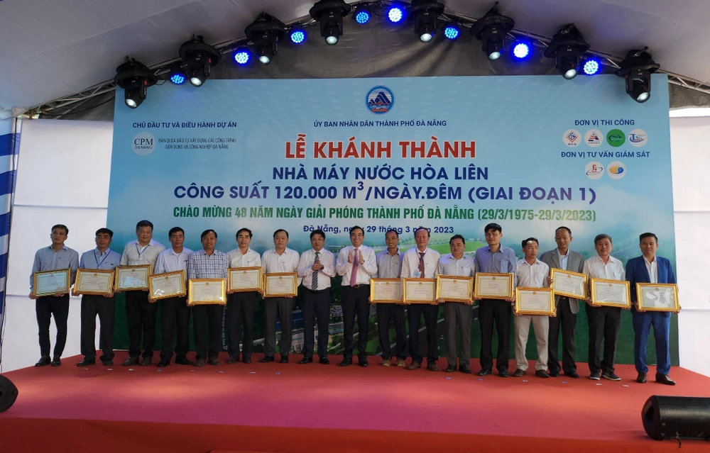 Đà Nẵng tặng bằng khen cho các cá nhân có thành tích xuất sắc trong quá trình xây dựng Nhà máy nước Hòa Liên. Ảnh: TẤN VIỆT
