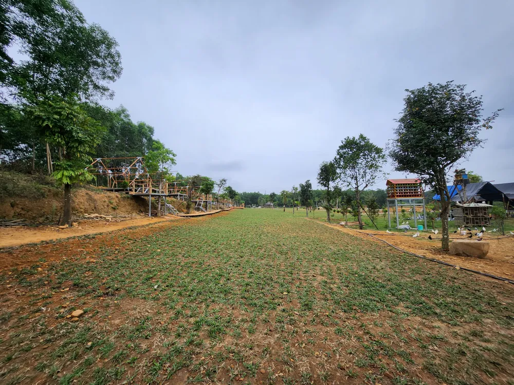 Dự án được lắp dựng bằng các vật liệu thô sơ, không kiên cố hóa. Ảnh: TẤN VIỆT