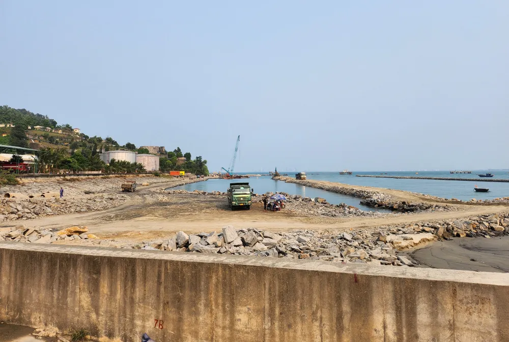 Dự án cảng Liên Chiểu - phần cơ sở hạ tầng dùng chung đang thi công. Ảnh: TẤN VIỆT