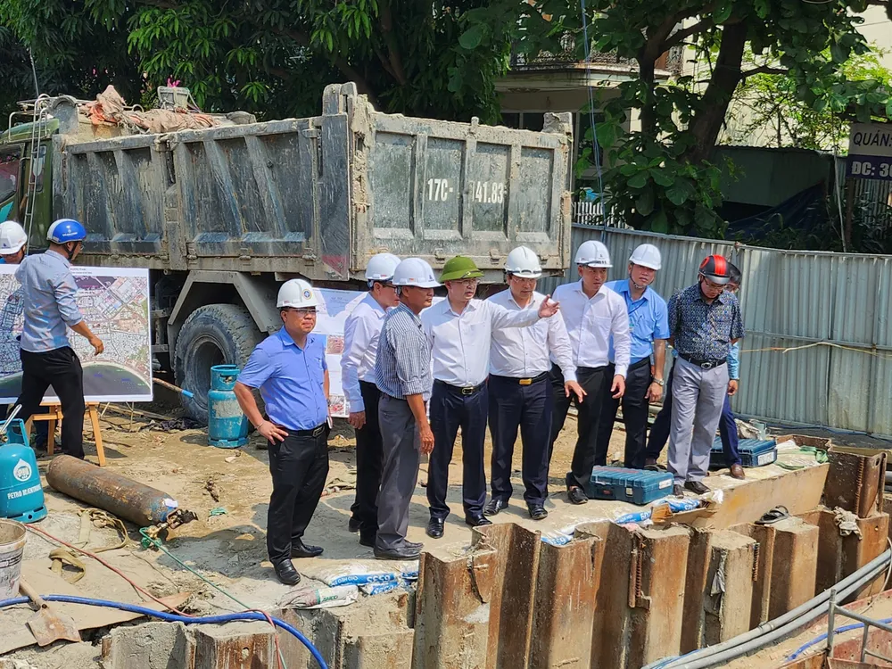 Ông Nguyễn Văn Quảng thị sát một hố thu nước thuộc dự án Cải thiện môi trường nước phía Đông quận Sơn Trà. Ảnh: TẤN VIỆT