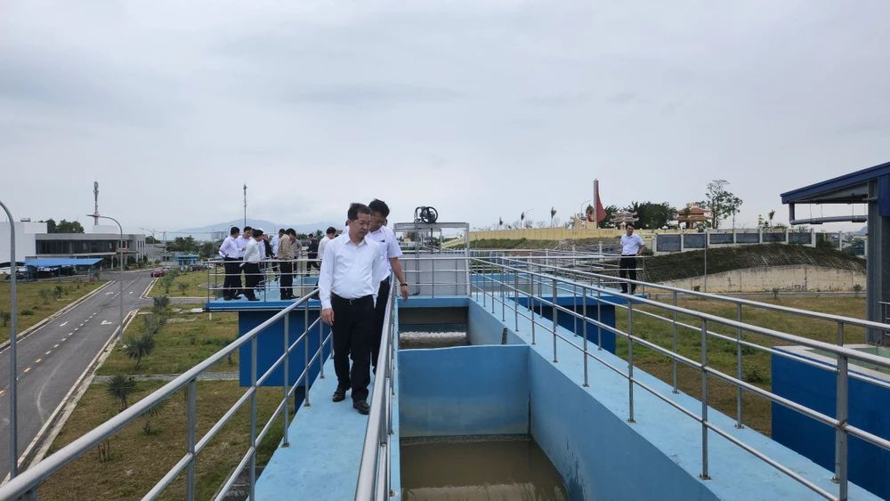 Bí thư Thành ủy Đà Nẵng Nguyễn Văn Quảng (đi đầu) kiểm tra dự án Nhà nước máy Hòa Liên trước lễ khánh thành. Ảnh: TẤN VIỆT