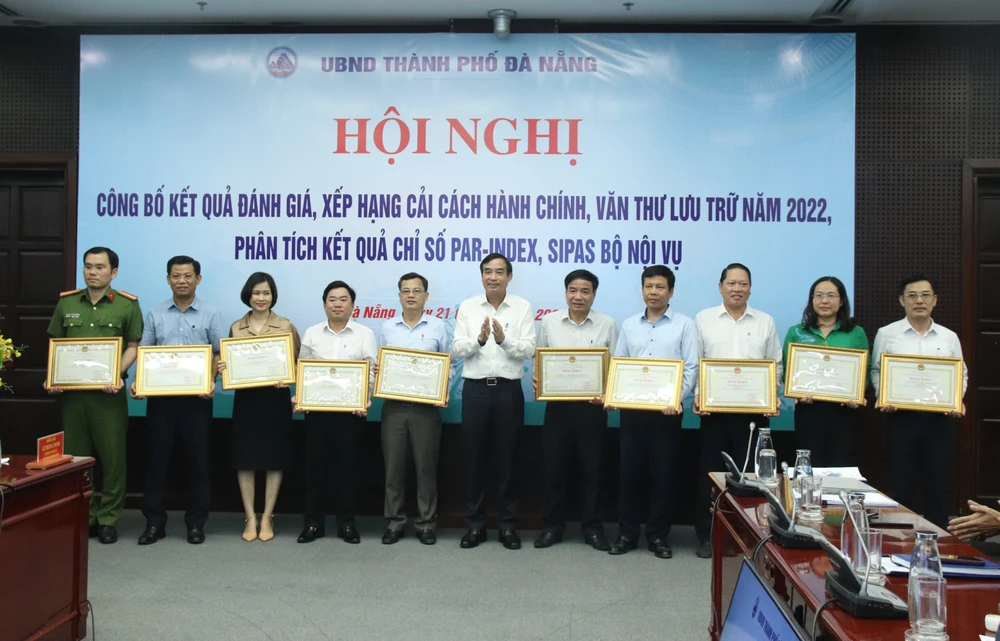 Chủ tịch UBND TP Đà Nẵng Lê Trung Chinh tặng bằng khen cho các tập thể đạt thành tích xuất sắc trong công tác CCHC năm 2022. Ảnh: TH