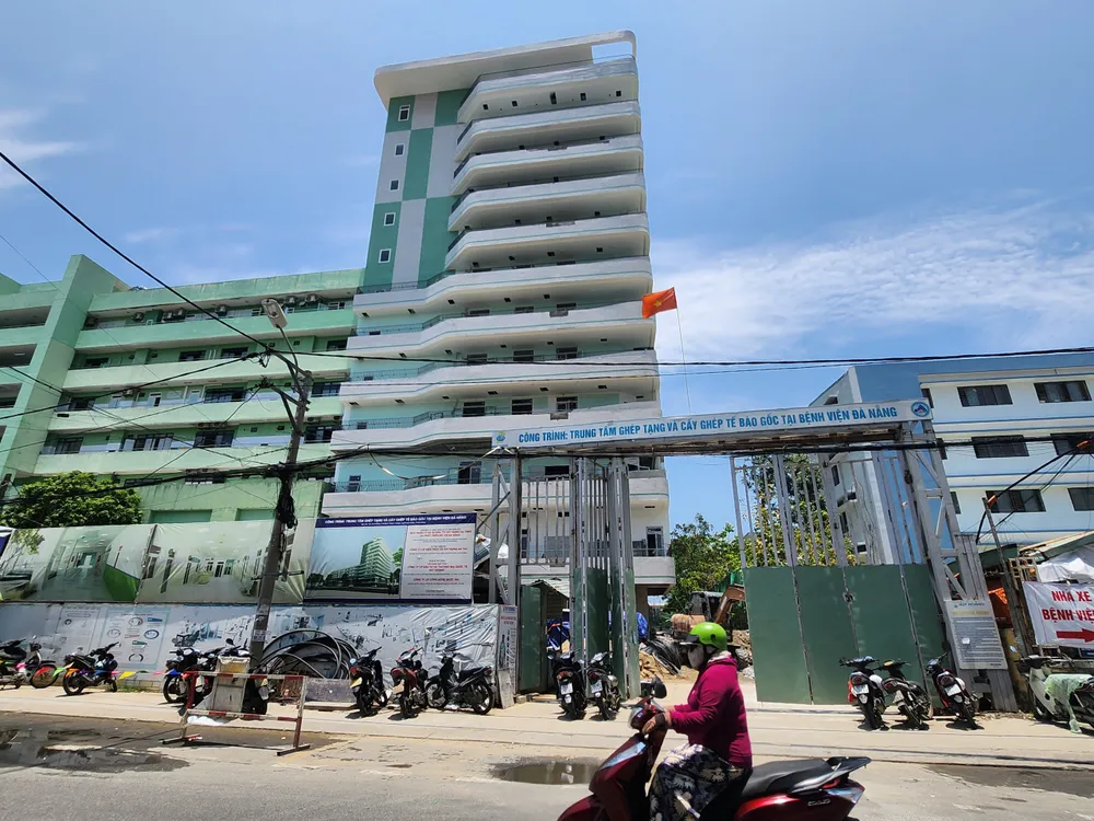 Đà Nẵng đang triển khai đồng loạt nhiều dự án đầu tư, nâng cấp các cơ sở y tế. Trong ảnh: Trung tâm Ghép tạng và cấy ghép tế bào gốc đang dần hoàn thiện. Ảnh: TẤN VIỆT