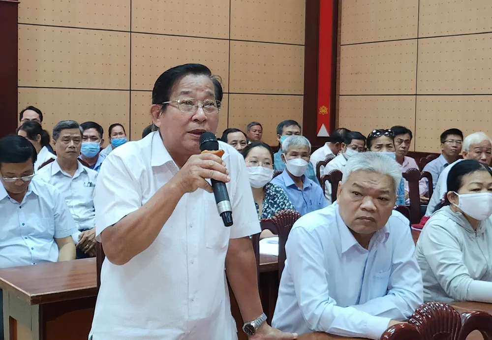 Các cử tri quận Cẩm Lệ quan tấm đến vấn đề thiếu thuốc men, trang thiết bị y tế. Ảnh: TẤN VIỆT Các cử tri quận Cẩm Lệ quan tấm đến vấn đề thiếu thuốc men, trang thiết bị y tế. Ảnh: TẤN VIỆT