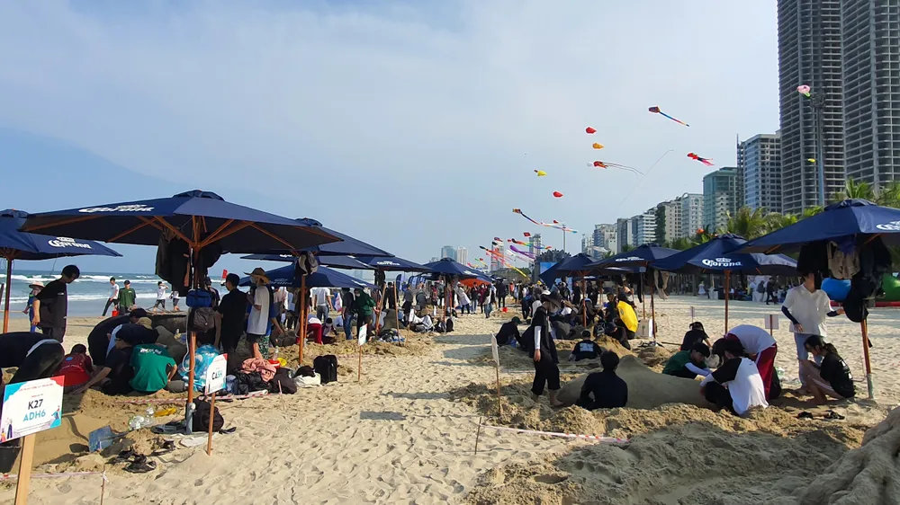 Sôi nổi nhiều hoạt động trên biển Mỹ Khê, Đà Nẵng. Ảnh: TẤN VIỆT